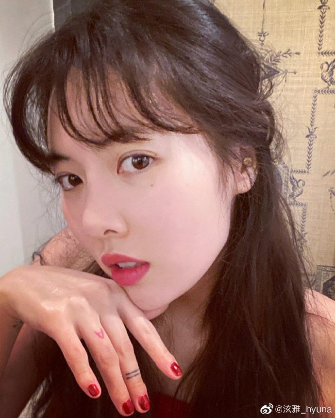 泫雅穿红色抹胸裙美艳性感 留空气刘海头发轻挽超减龄