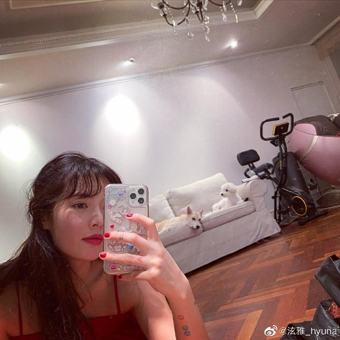 泫雅穿红色抹胸裙美艳性感 留空气刘海头发轻挽超减龄