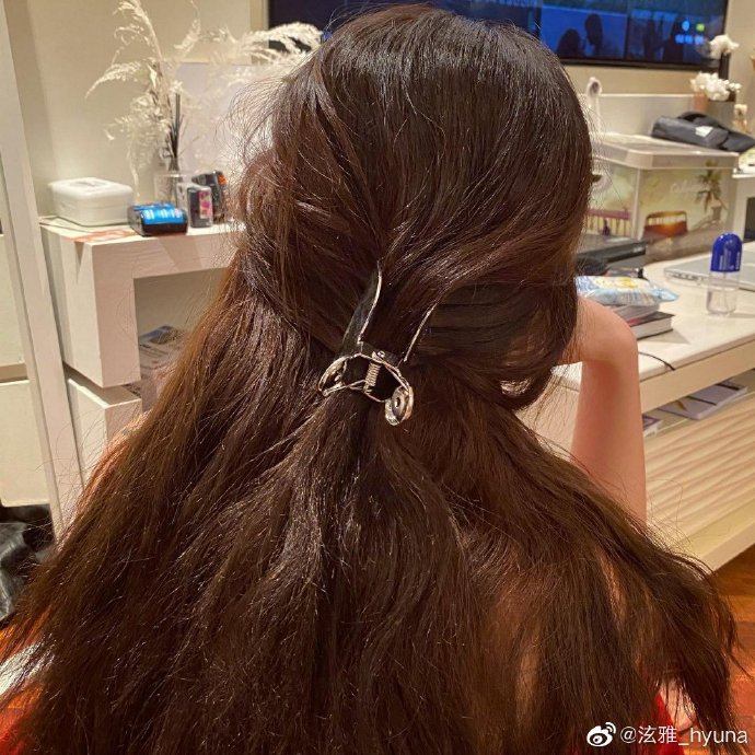 泫雅穿红色抹胸裙美艳性感 留空气刘海头发轻挽超减龄