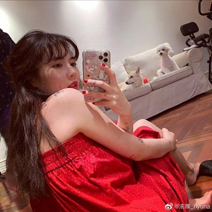 泫雅穿红色抹胸裙美艳性感 留空气刘海头发轻挽超减龄