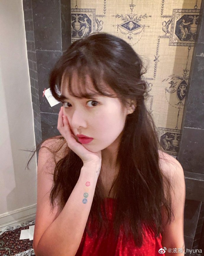 泫雅穿红色抹胸裙美艳性感 留空气刘海头发轻挽超减龄