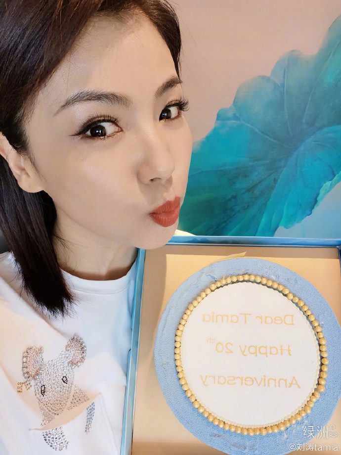 刘涛晒照庆祝出道20周年 和蛋糕合影侧颜精致状态好