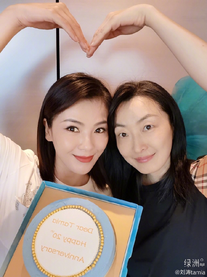 刘涛晒照庆祝出道20周年 和蛋糕合影侧颜精致状态好