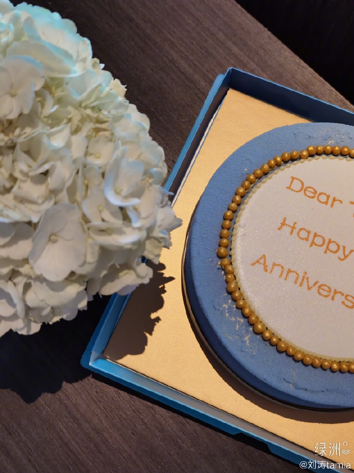 刘涛晒照庆祝出道20周年 和蛋糕合影侧颜精致状态好