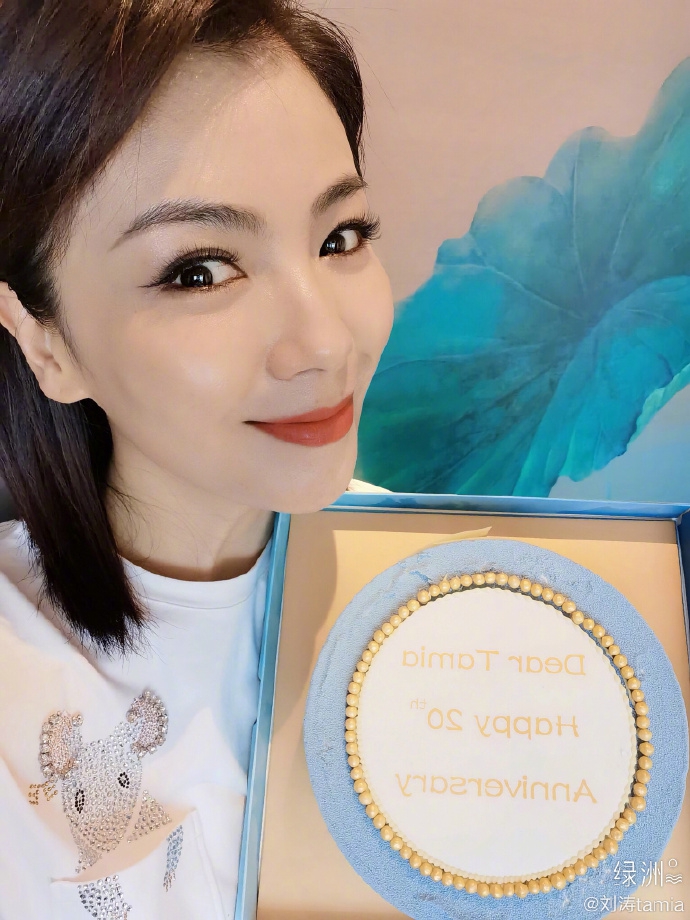 刘涛晒照庆祝出道20周年 和蛋糕合影侧颜精致状态好