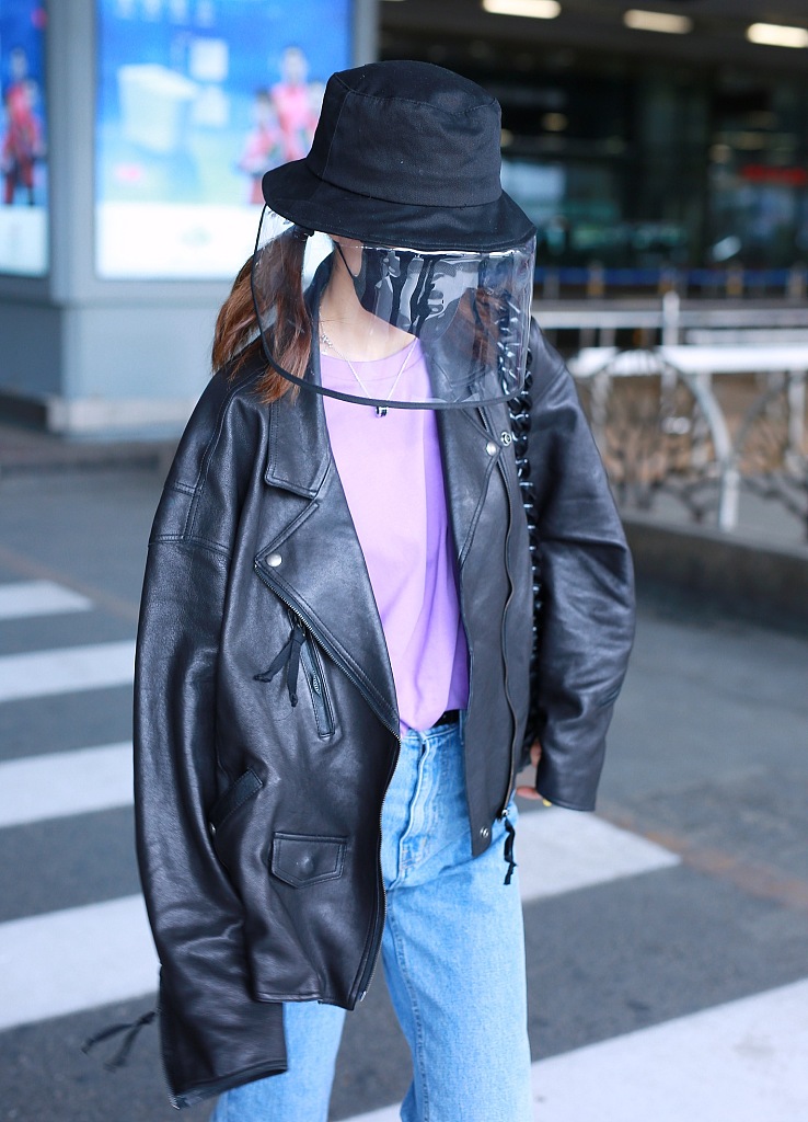 吴昕包裹严实秒变“养蜂人” 抱臂快步气场十足