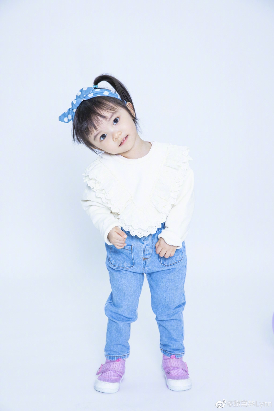 熊黛林晒女儿两岁写真照 孖宝扎马尾戴发带呆萌可爱