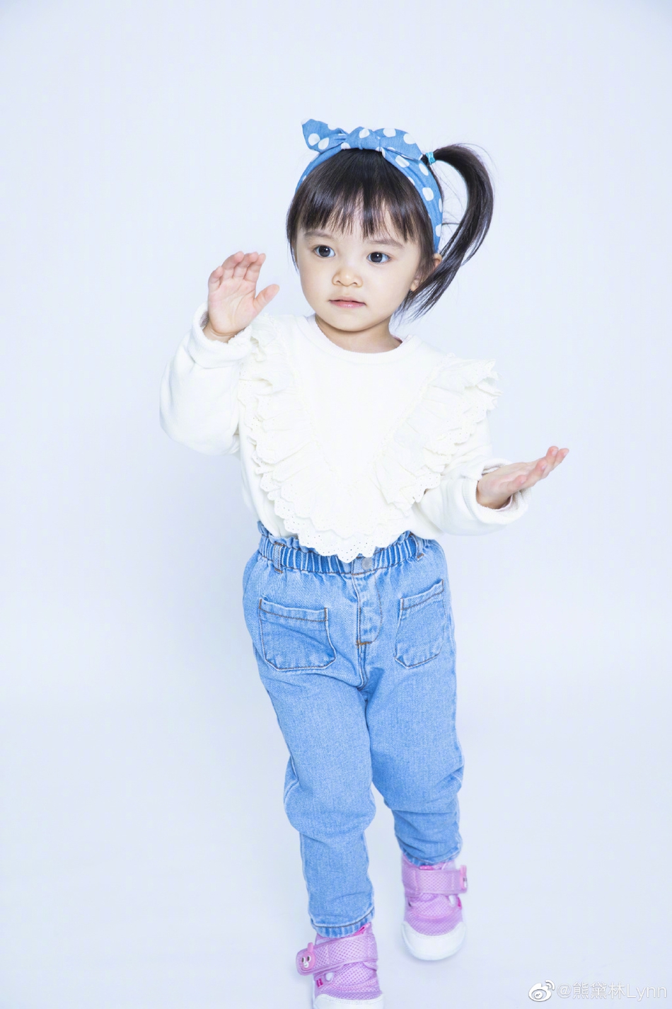 熊黛林晒女儿两岁写真照 孖宝扎马尾戴发带呆萌可爱