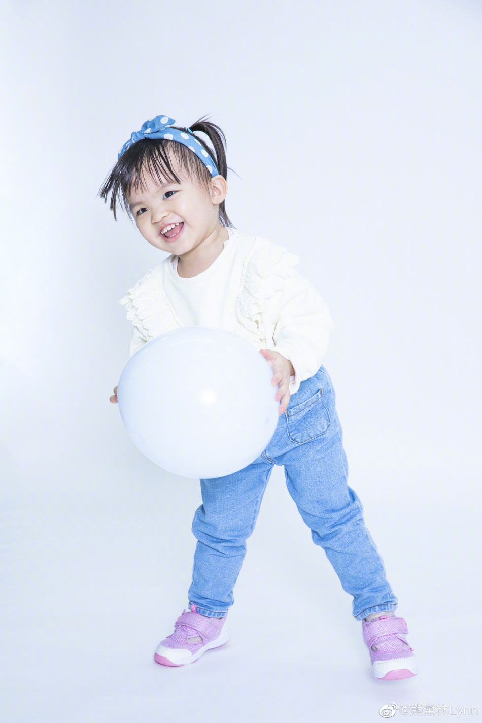 熊黛林晒女儿两岁写真照 孖宝扎马尾戴发带呆萌可爱