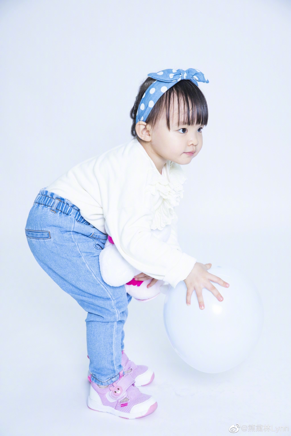 熊黛林晒女儿两岁写真照 孖宝扎马尾戴发带呆萌可爱
