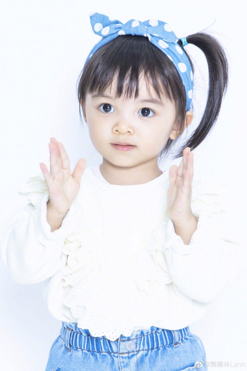 熊黛林晒女儿两岁写真照 孖宝扎马尾戴发带呆萌可爱