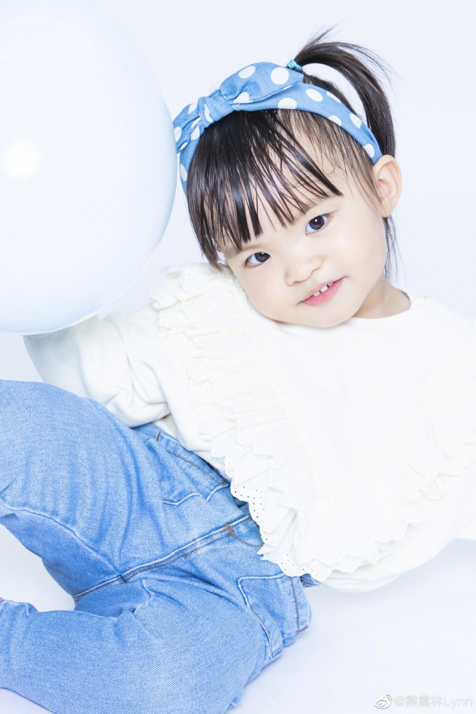 熊黛林晒女儿两岁写真照 孖宝扎马尾戴发带呆萌可爱
