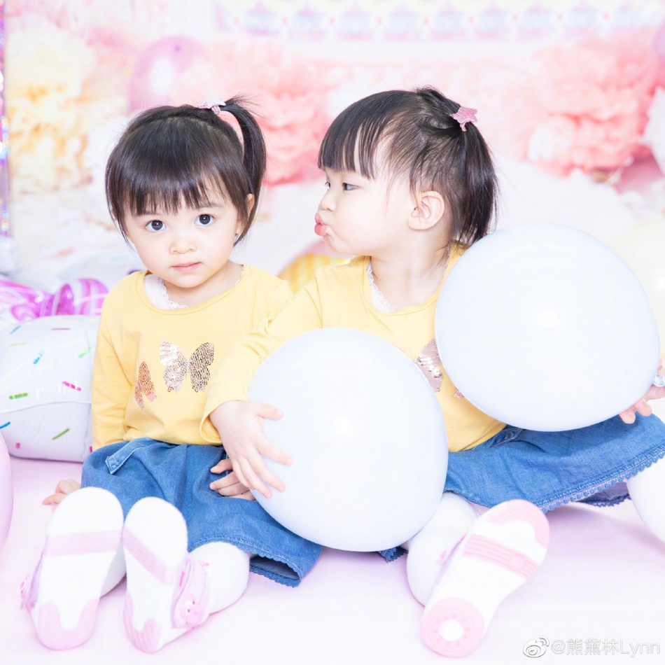 熊黛林晒女儿两岁写真照 孖宝扎马尾戴发带呆萌可爱