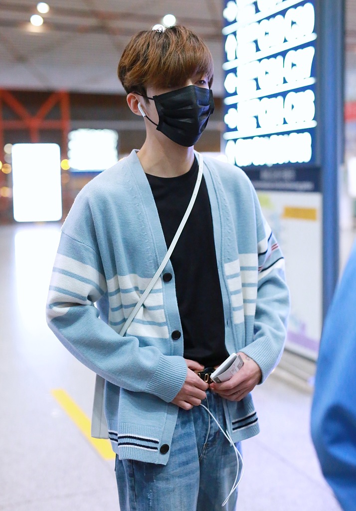 Unine恢复营业亮相机场 管栎单手插兜夏瀚宇温柔秀气