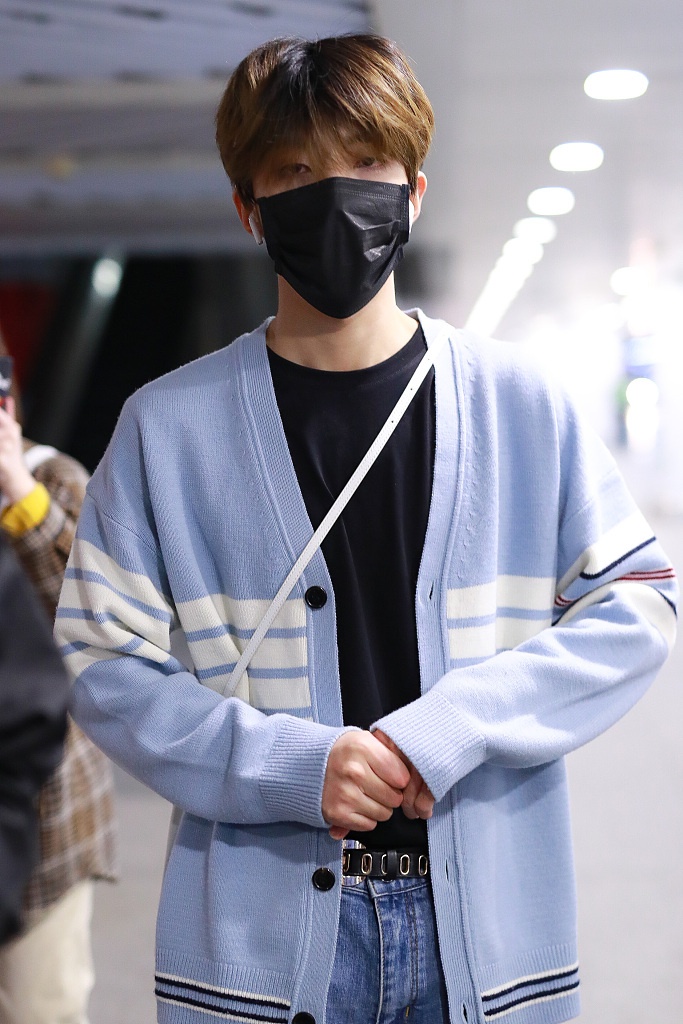 Unine恢复营业亮相机场 管栎单手插兜夏瀚宇温柔秀气