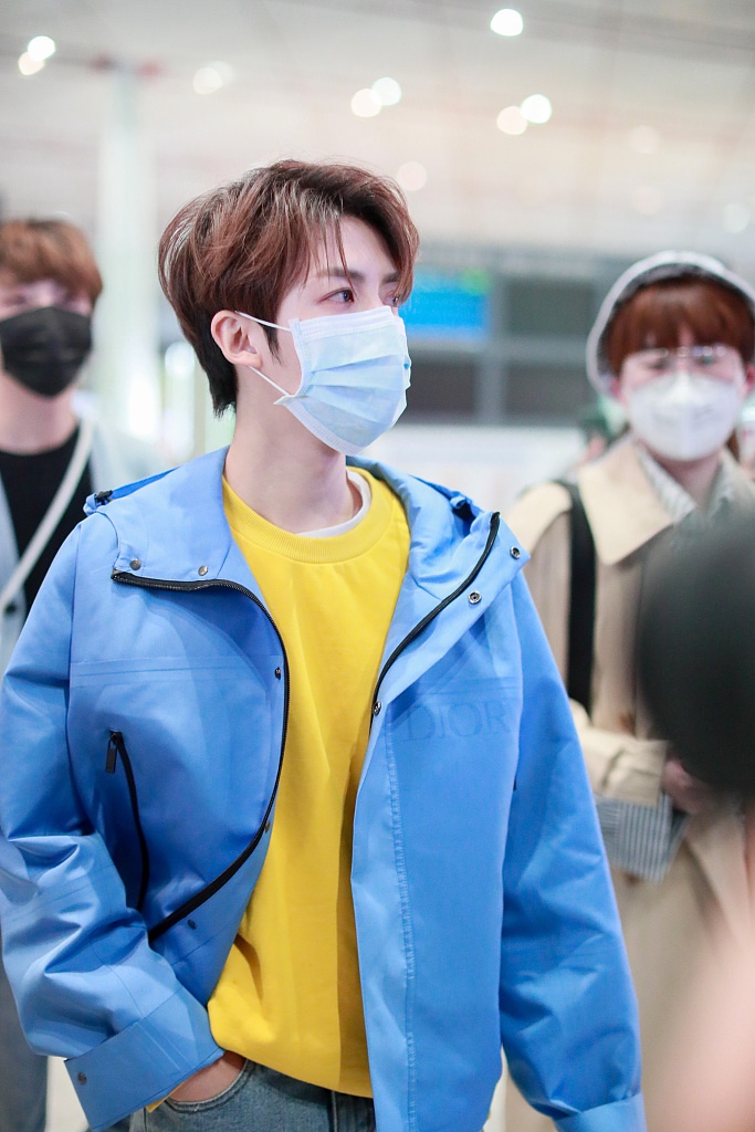 Unine恢复营业亮相机场 管栎单手插兜夏瀚宇温柔秀气
