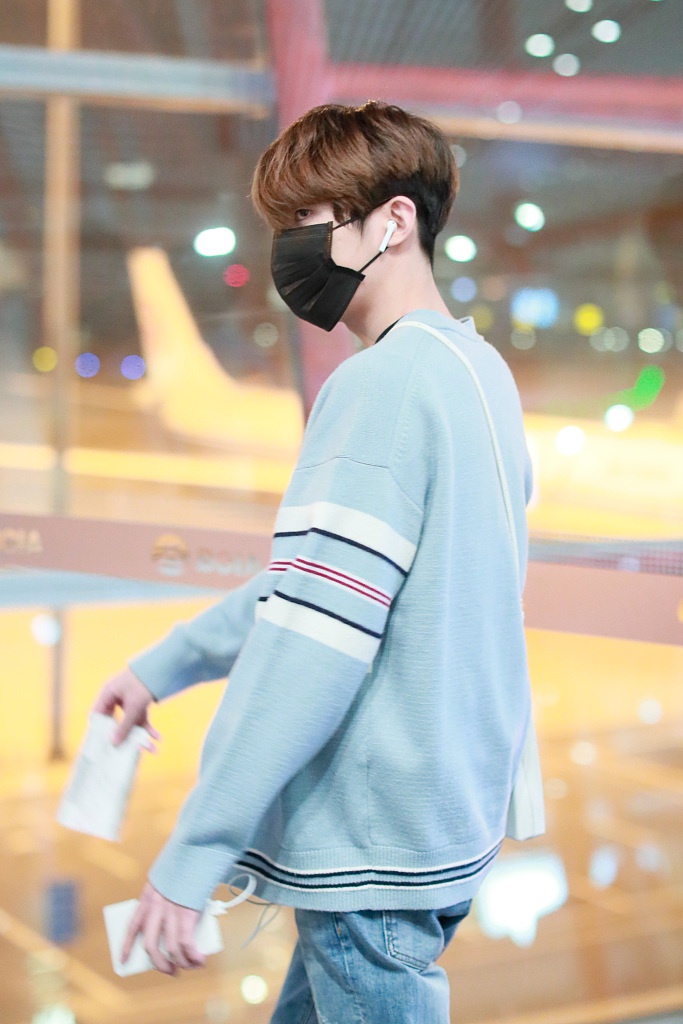 Unine恢复营业亮相机场 管栎单手插兜夏瀚宇温柔秀气