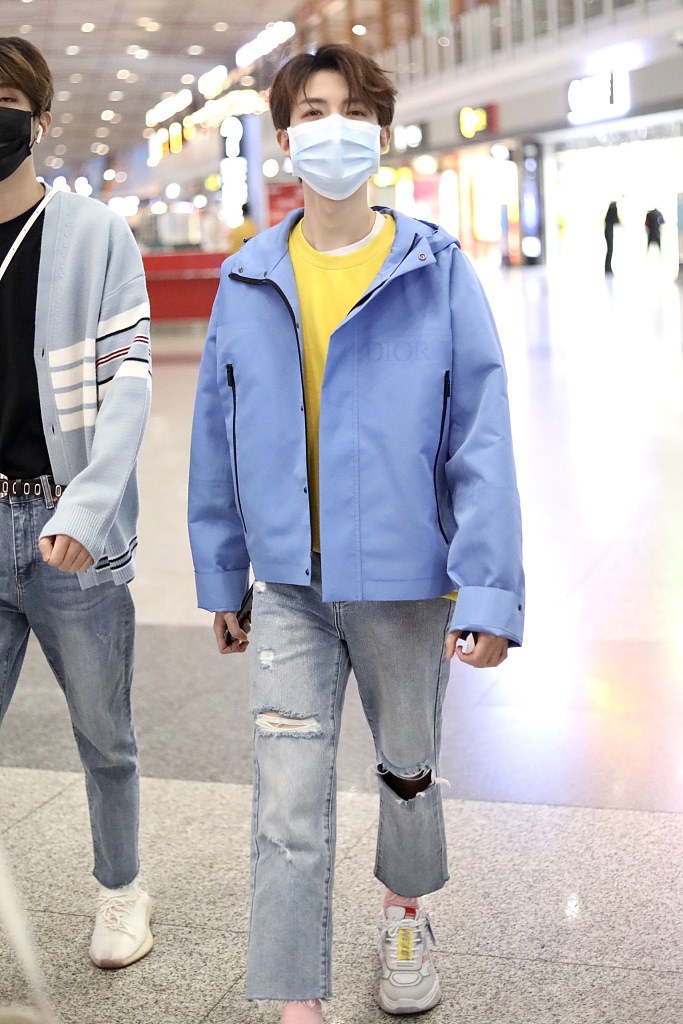 Unine恢复营业亮相机场 管栎单手插兜夏瀚宇温柔秀气
