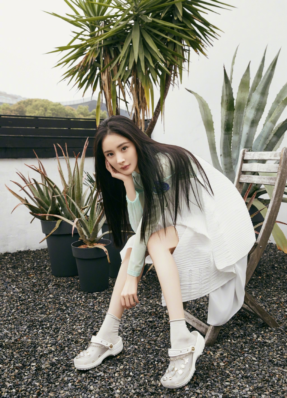杨幂仙人掌写真清新靓丽 皱纹纸裙搭洞洞鞋时尚感满分