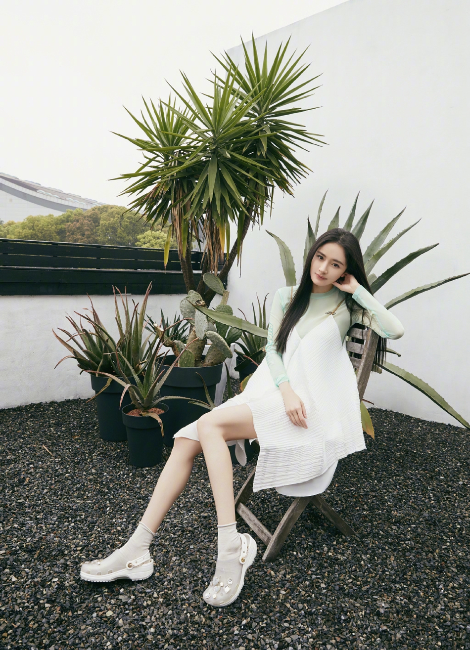 杨幂仙人掌写真清新靓丽 皱纹纸裙搭洞洞鞋时尚感满分