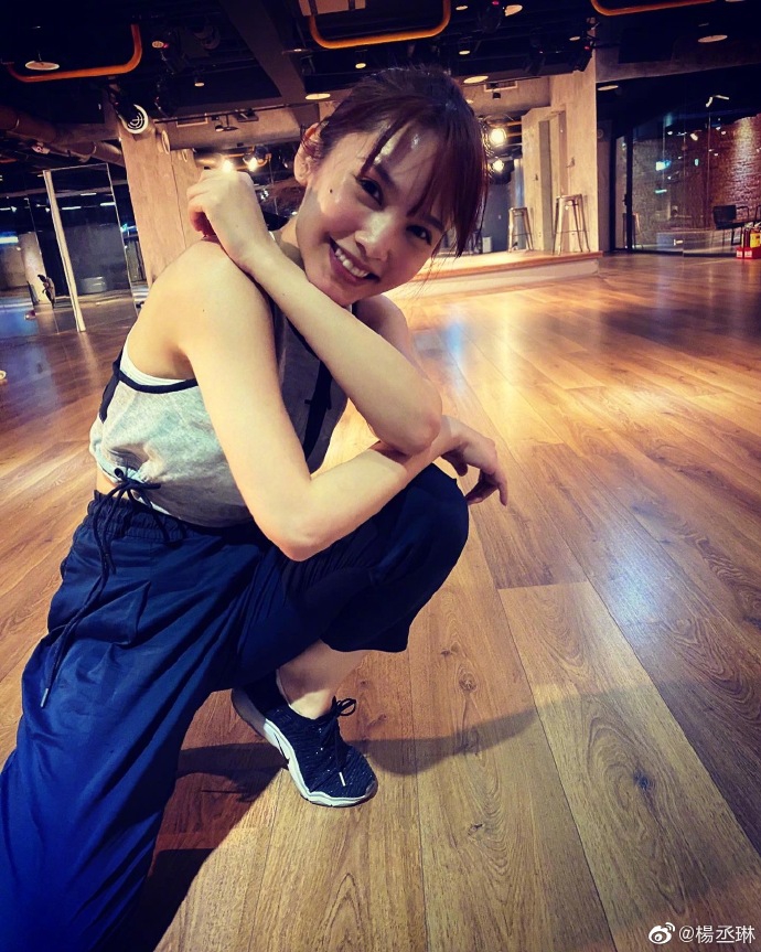 杨丞琳健身完毕晒性感美照 香汗淋漓脸颊红润超撩人