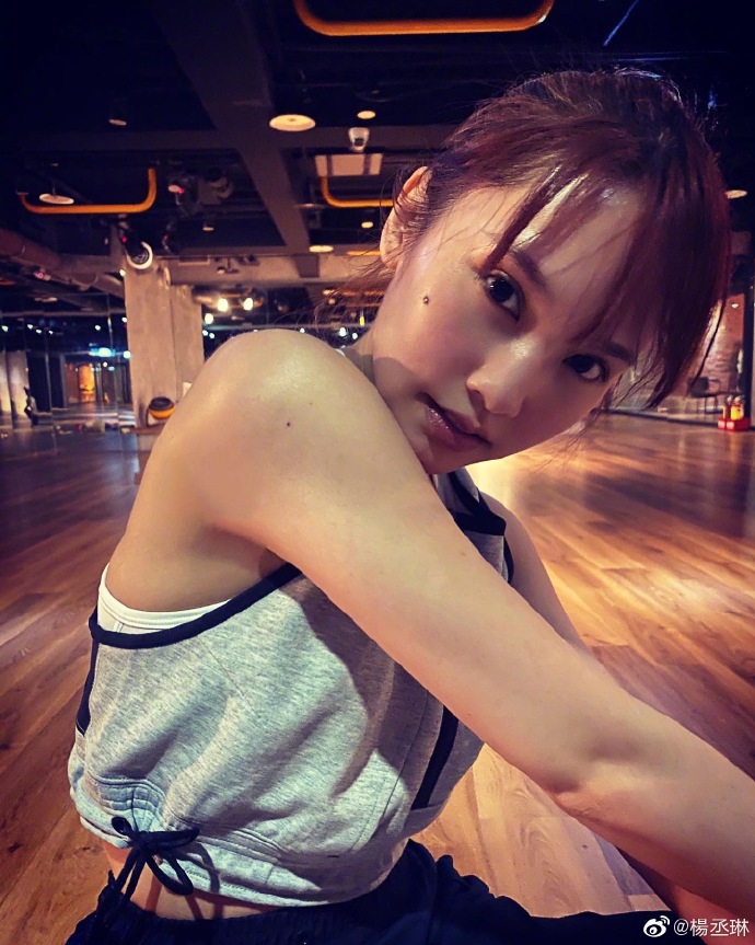 杨丞琳健身完毕晒性感美照 香汗淋漓脸颊红润超撩人