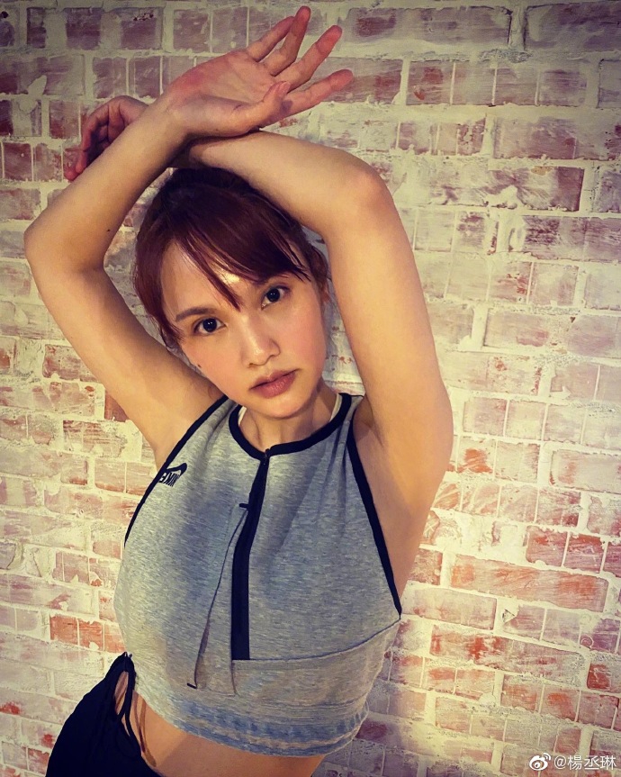 杨丞琳健身完毕晒性感美照 香汗淋漓脸颊红润超撩人