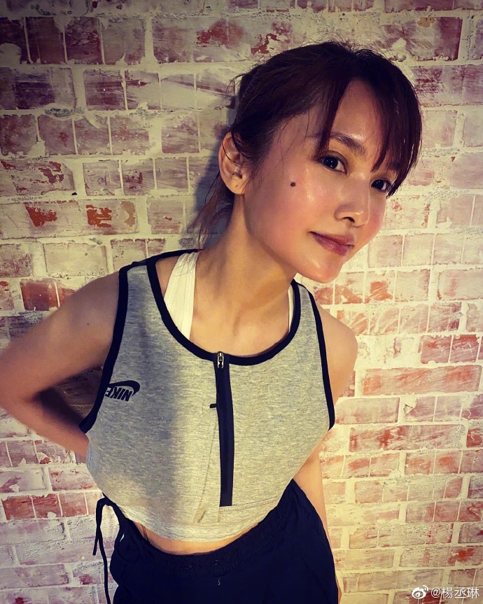 杨丞琳健身完毕晒性感美照 香汗淋漓脸颊红润超撩人