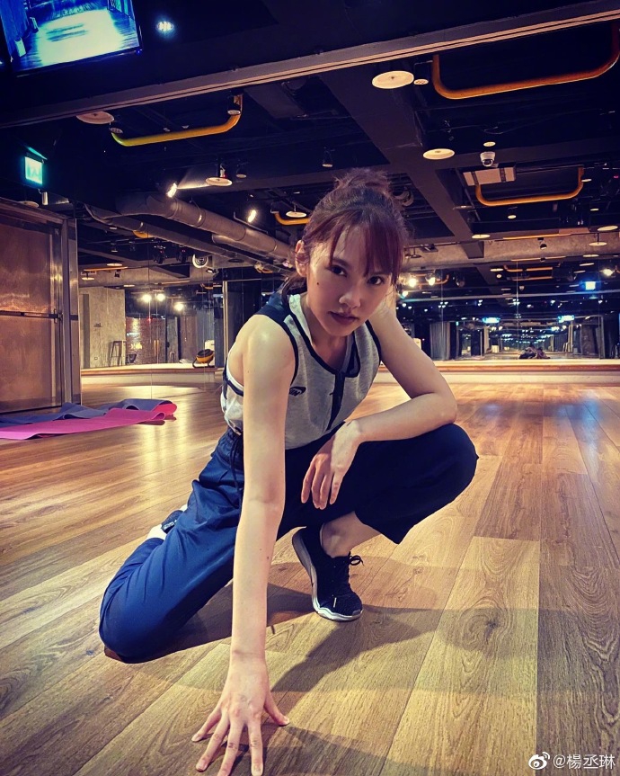 杨丞琳健身完毕晒性感美照 香汗淋漓脸颊红润超撩人