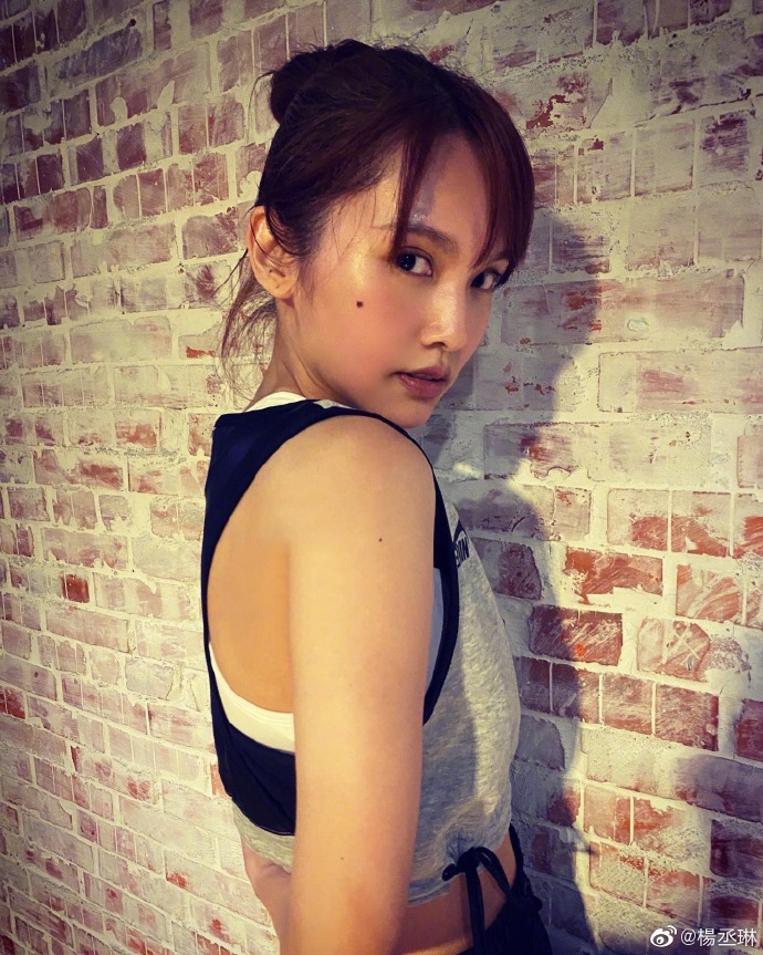 杨丞琳健身完毕晒性感美照 香汗淋漓脸颊红润超撩人