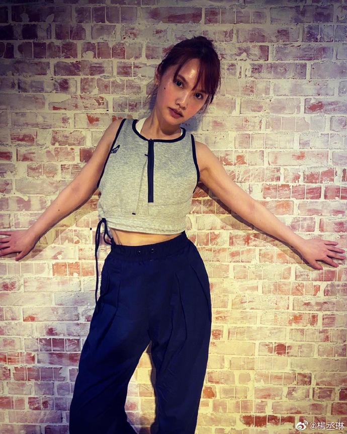 杨丞琳健身完毕晒性感美照 香汗淋漓脸颊红润超撩人