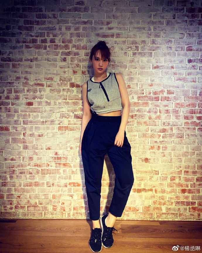 杨丞琳健身完毕晒性感美照 香汗淋漓脸颊红润超撩人