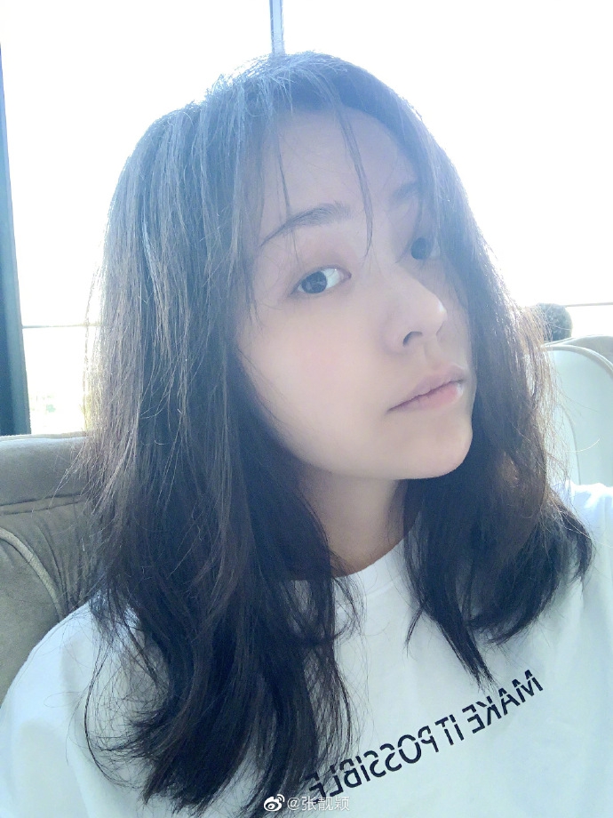 张靓颖晒自拍吐槽体重上涨 素颜皮肤白皙状态好