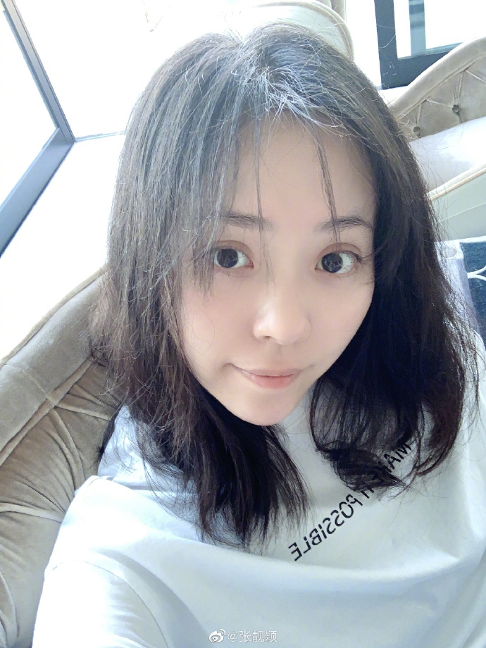 张靓颖晒自拍吐槽体重上涨 素颜皮肤白皙状态好