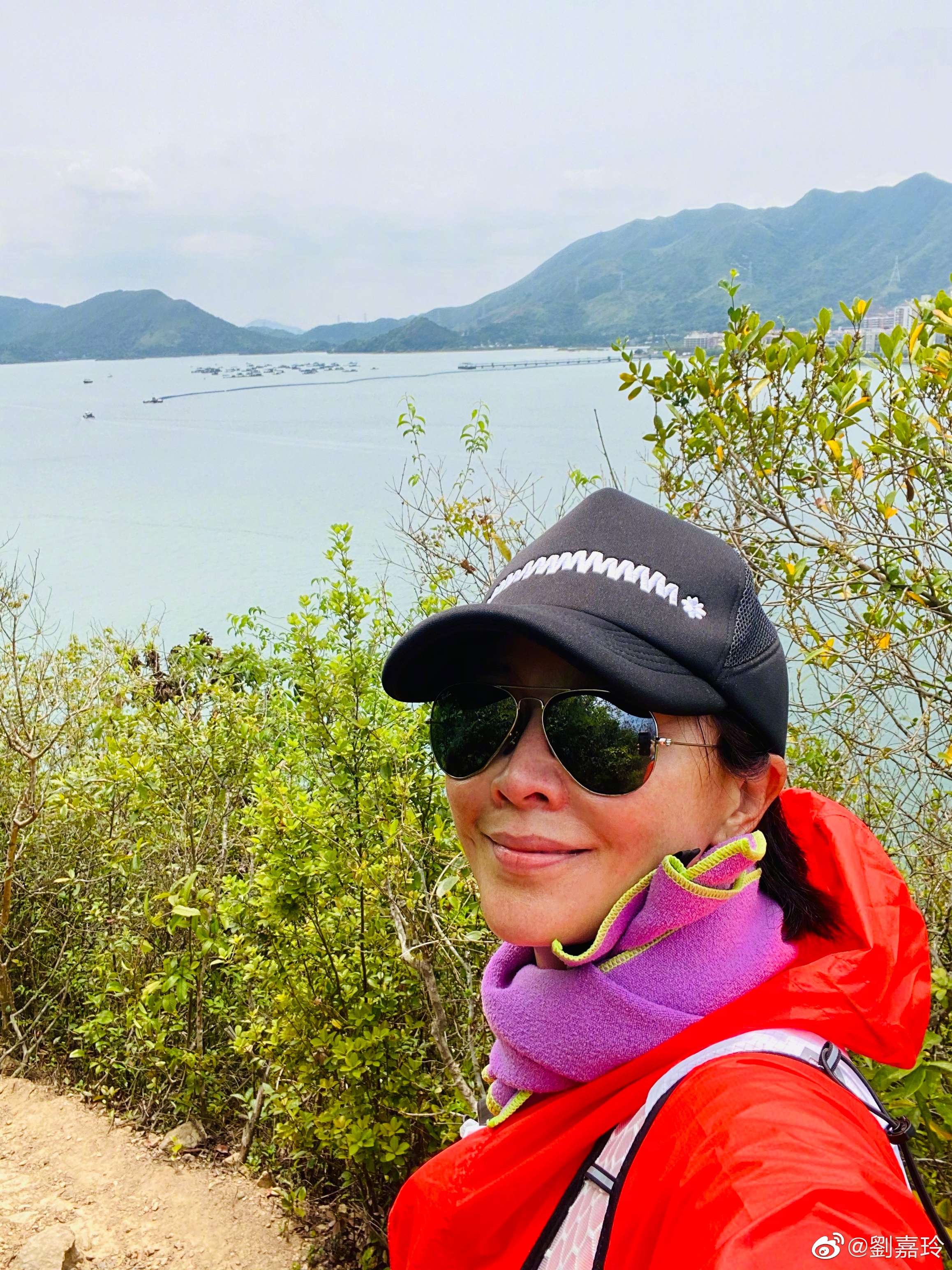 刘嘉玲晒素颜登山照 穿红衣戴墨镜笑容灿烂