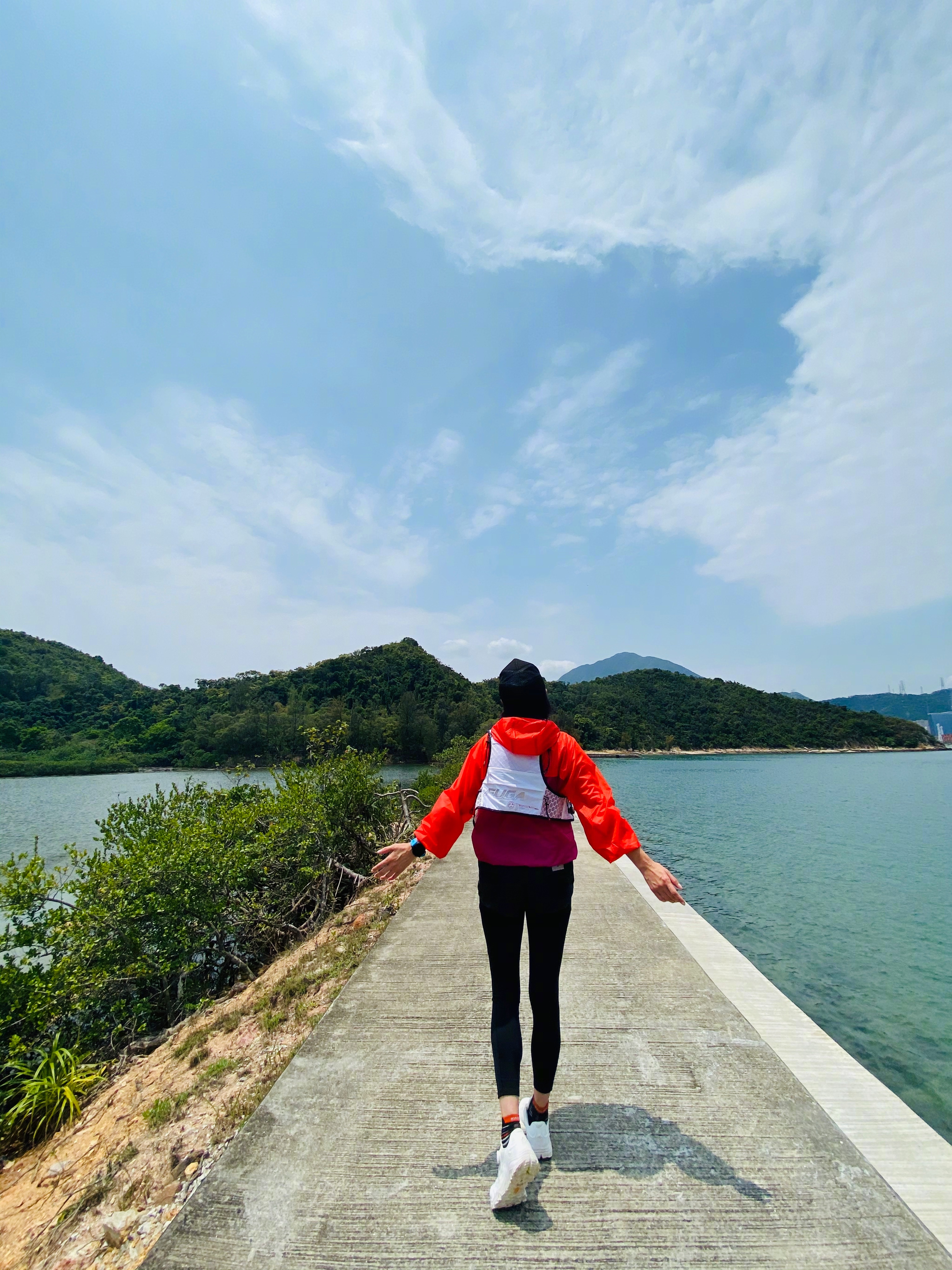 刘嘉玲晒素颜登山照 穿红衣戴墨镜笑容灿烂