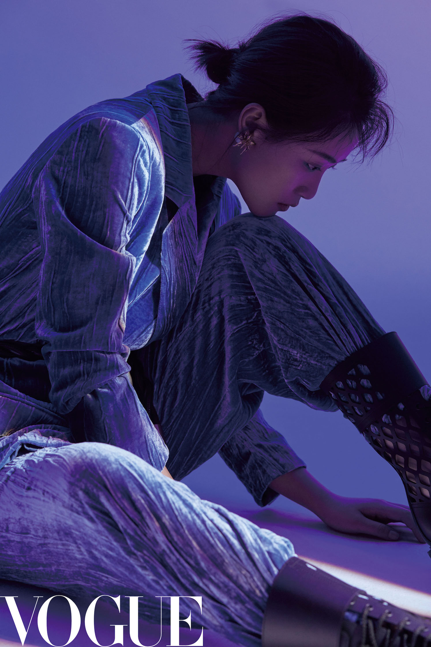 蓝盈莹最新杂志大片曝光 一袭花卉斜肩长裙优雅时尚