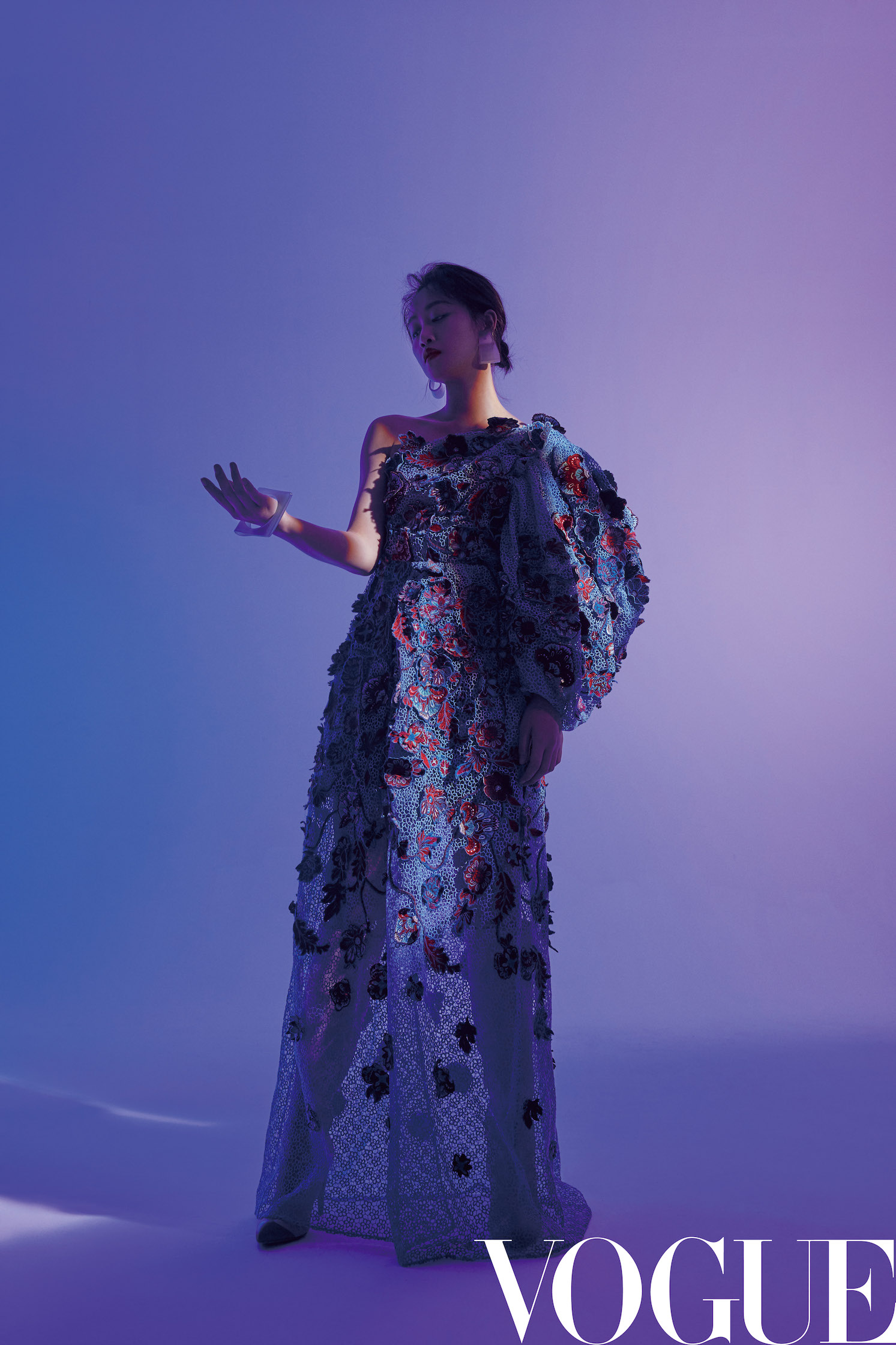 蓝盈莹最新杂志大片曝光 一袭花卉斜肩长裙优雅时尚