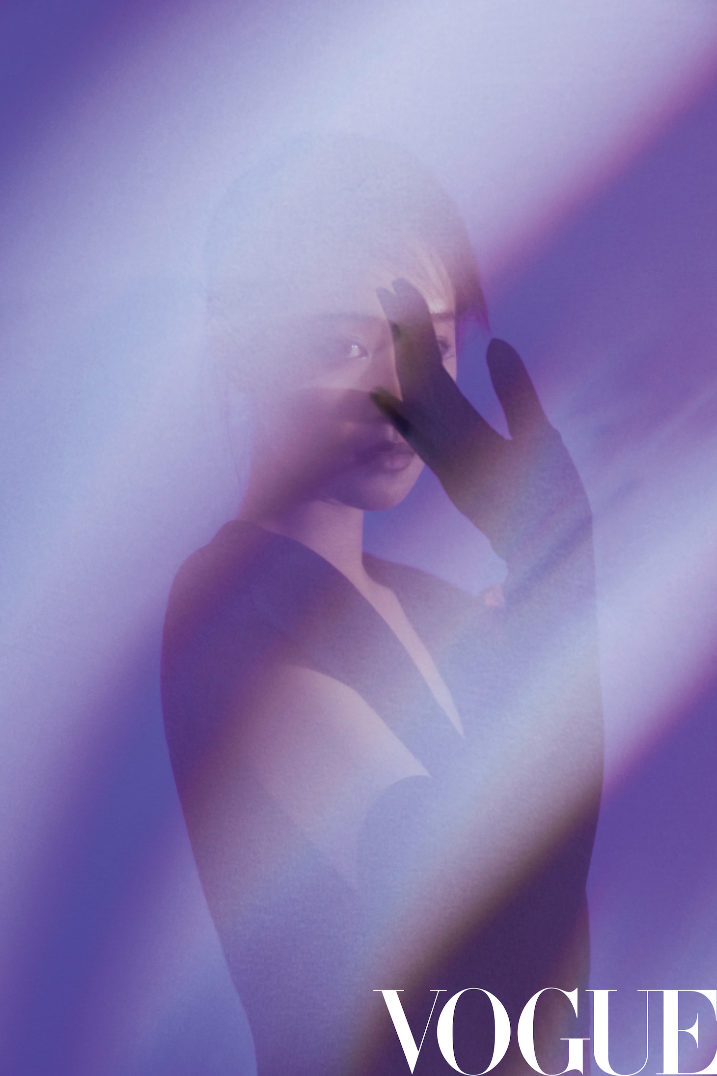 蓝盈莹最新杂志大片曝光 一袭花卉斜肩长裙优雅时尚