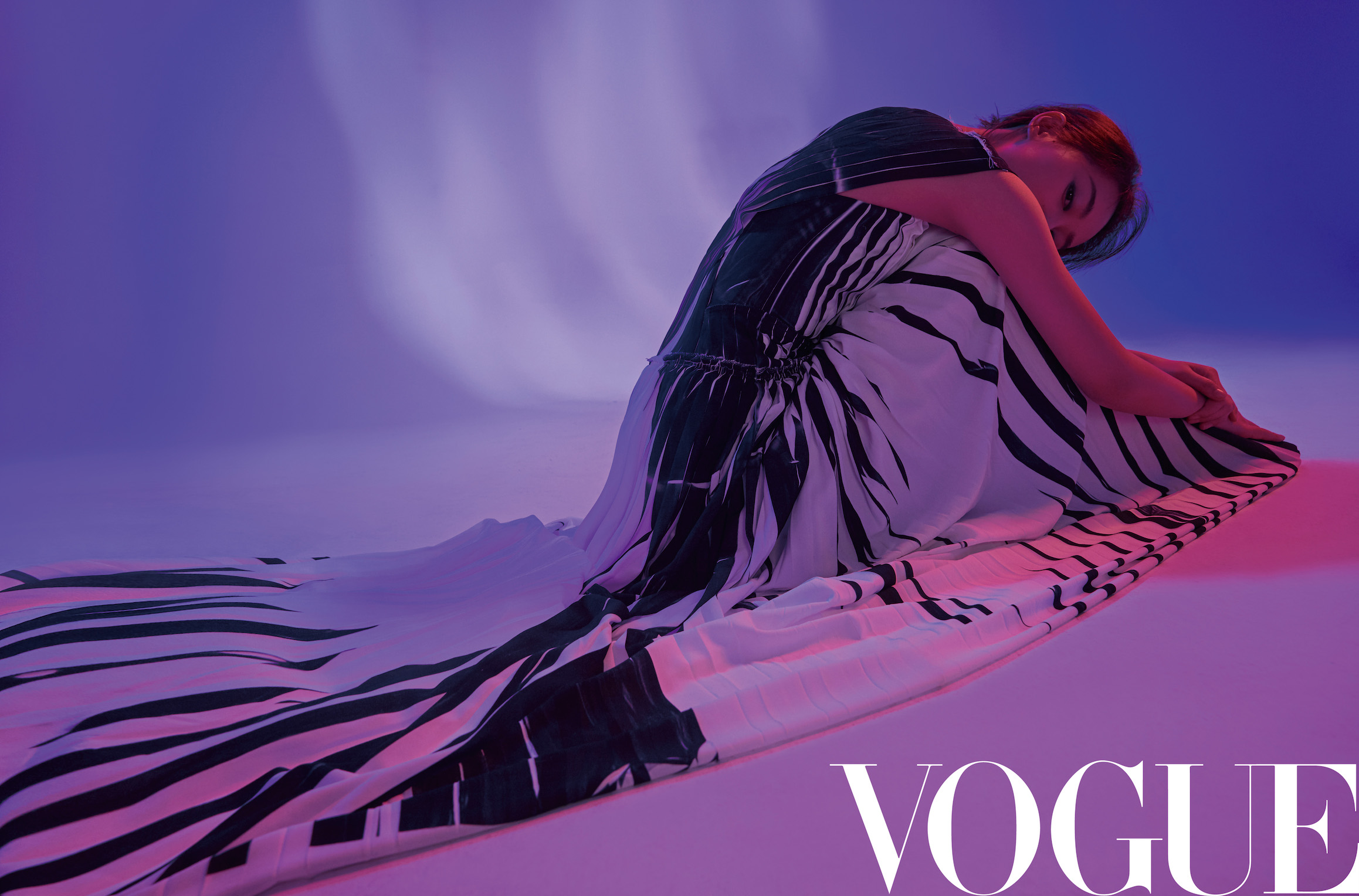 蓝盈莹最新杂志大片曝光 一袭花卉斜肩长裙优雅时尚