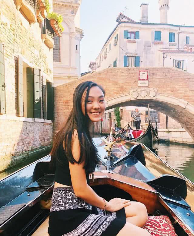 李连杰小女儿为姐姐庆祝生日 两人穿同款姐妹装搞怪出镜