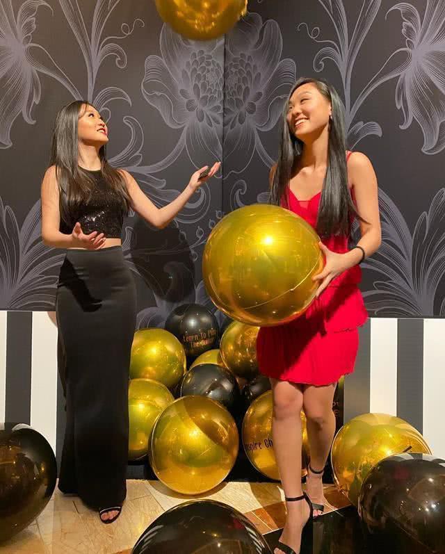 李连杰小女儿为姐姐庆祝生日 两人穿同款姐妹装搞怪出镜