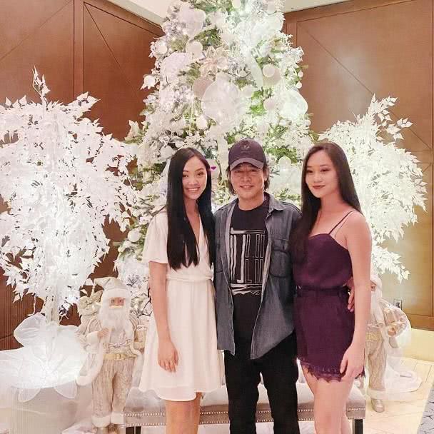 李连杰小女儿为姐姐庆祝生日 两人穿同款姐妹装搞怪出镜