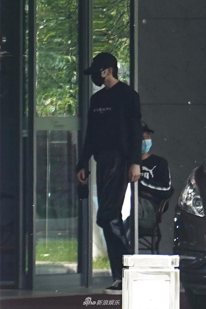 蔡徐坤全黑look低调出行 身材比例优越大长腿抢镜