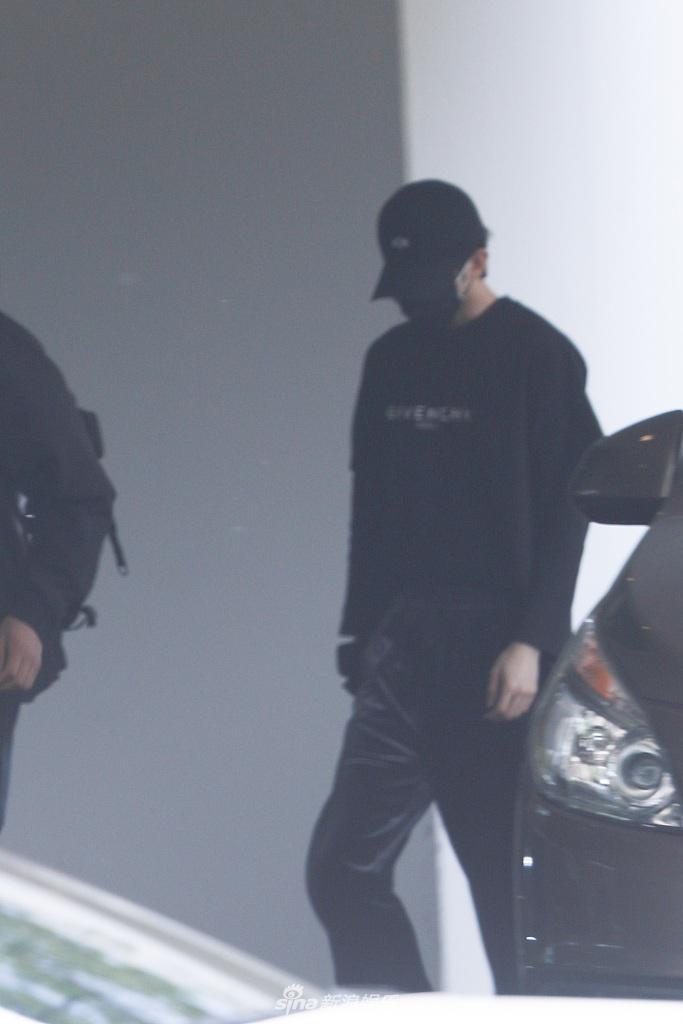 蔡徐坤全黑look低调出行 身材比例优越大长腿抢镜