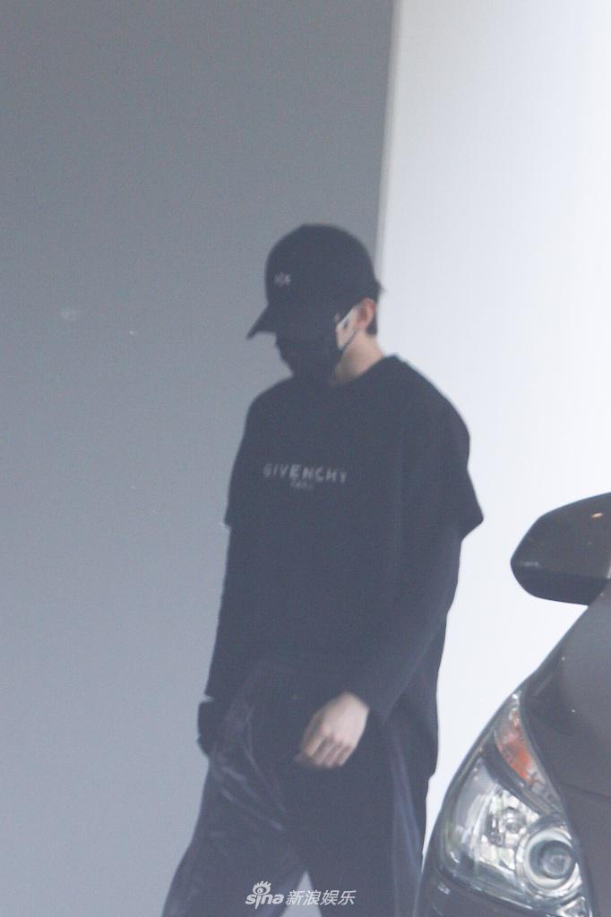 蔡徐坤全黑look低调出行 身材比例优越大长腿抢镜