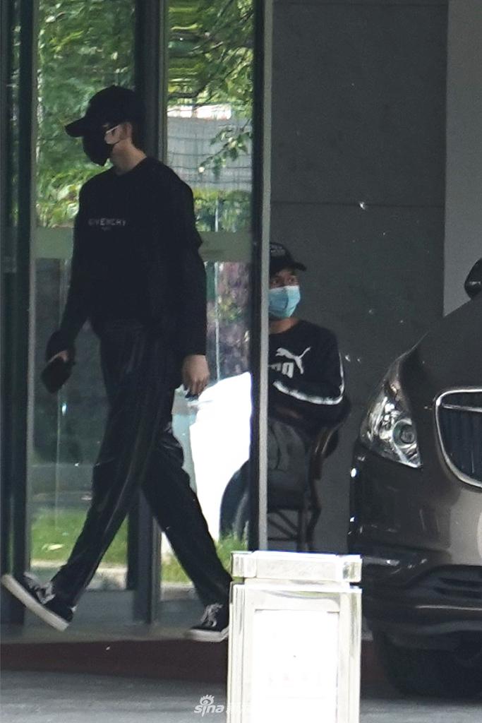 蔡徐坤全黑look低调出行 身材比例优越大长腿抢镜