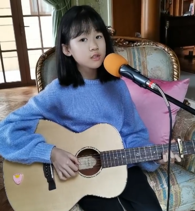 陆毅分享贝儿吉他弹唱视频 声线空灵治愈超有天赋