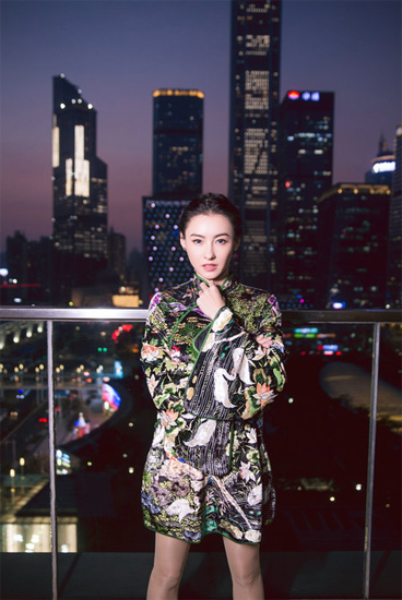 张柏芝晒仙鹤刺绣旗袍照  秀纤细美腿性感十足