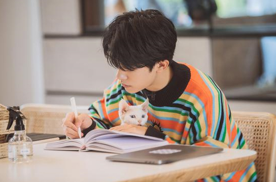 《朋友请听好》千玺条纹毛衣吸睛 模仿咆哮演技